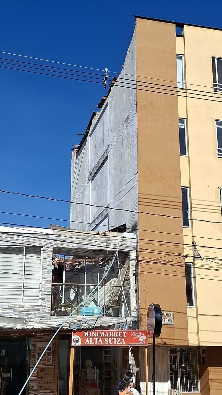 El edificio desde la calle. El alero sobre el local de la esquina se vino abajo.